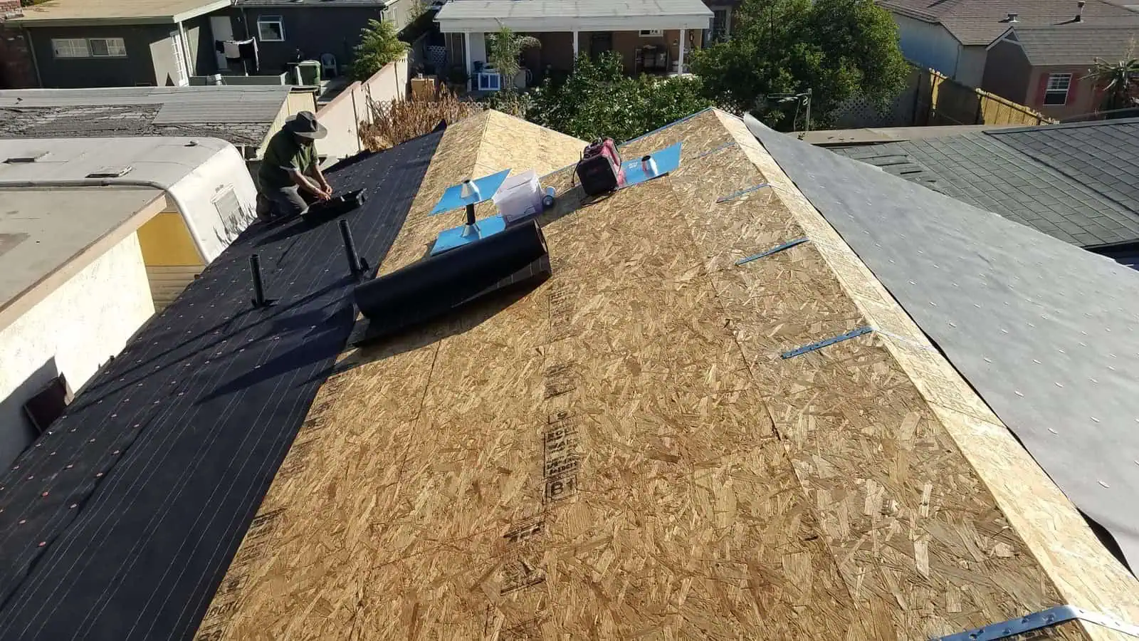 Roof construction with black and wooden materials by MDM PRO BUILD.